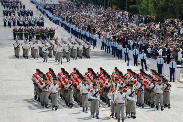 Le 3e régiment d'artillerie de marine (devant) et le 2e régiment de matériel de l'armée de terre lors du défilé militaire sur l'avenue Foch, le 14 juillet 2024 à Paris ( AFP / Ludovic MARIN )