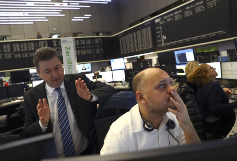 Des traders travaillent à la bourse de Francfort