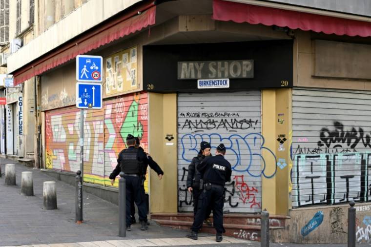 Des policiers contrôlent l'identité d'un homme à Marseille, le 21 mars 2024 ( AFP / Nicolas TUCAT )