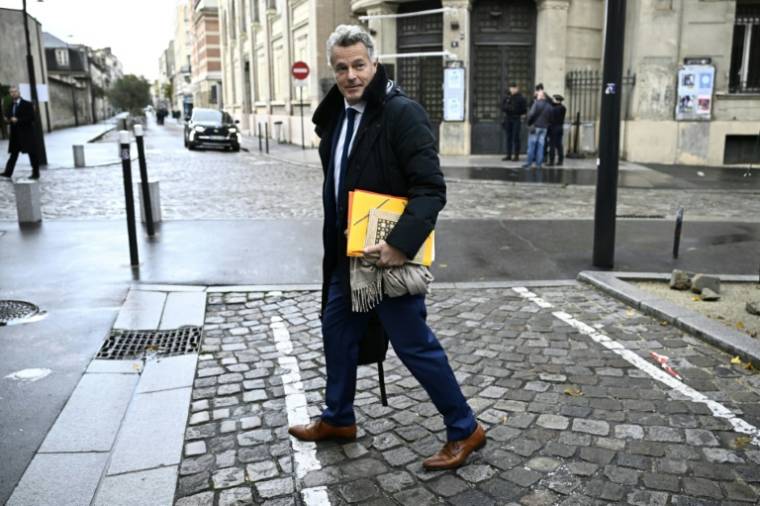 Le premier secrétaire du Parti communiste, Fabien Roussel, arrive pour une réunion avec le président Emmanuel Macron à Saint-Denis, en Seine-Saint-Denis, le 17 novembre 2023 ( AFP / JULIEN DE ROSA )