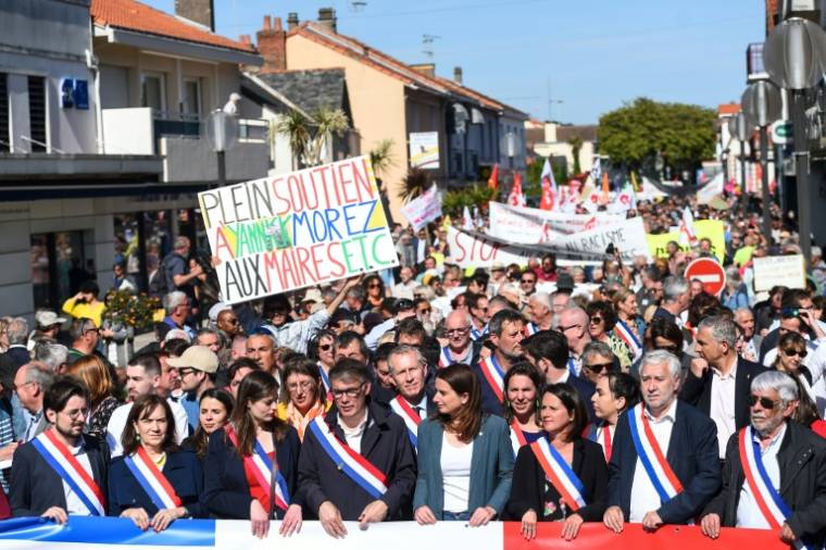 Manifestation de soutien à l'ancien maire de Saint-Brévin Yannick Morez à Saint-Brevin-les-Pins en Loire-Atlantique, le 24 mai 2023 ( AFP / Sebastien SALOM-GOMIS )