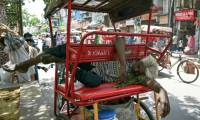 Un homme dort sur son rickshaw pendant la canicule dans une rue de New Delhi, en Inde, le 31 mai 2024 ( AFP / Arun SANKAR )