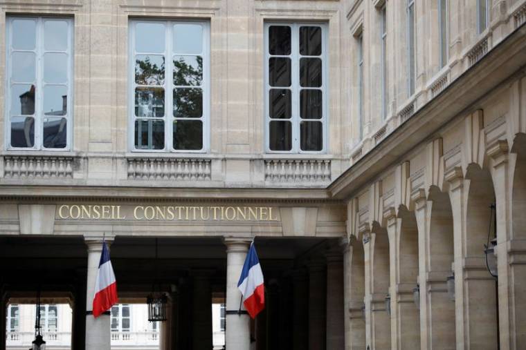 Des drapeaux français sont accrochés devant l'entrée du Conseil Constitutionnel à Paris