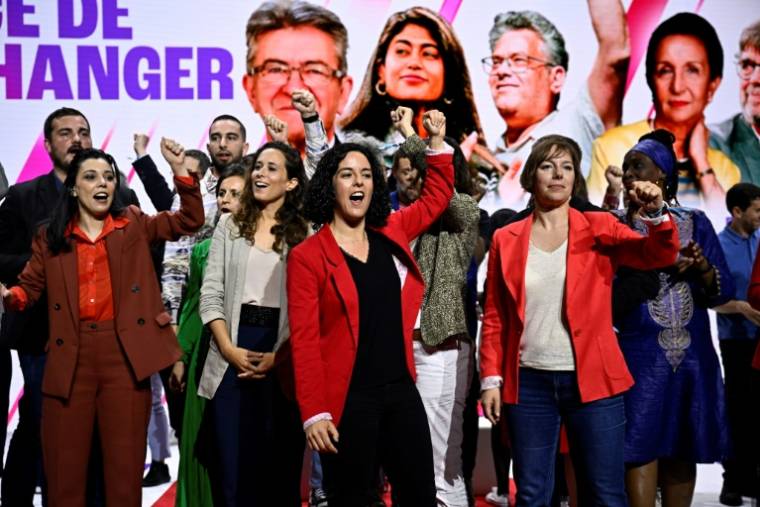 La tête de liste des Insoumis pour les élections européennes Manon Aubry (C) lève le poing pendant un meeting de campagne à  Aubervilliers, près de Paris, le 25 mai 2024 ( AFP / JULIEN DE ROSA )