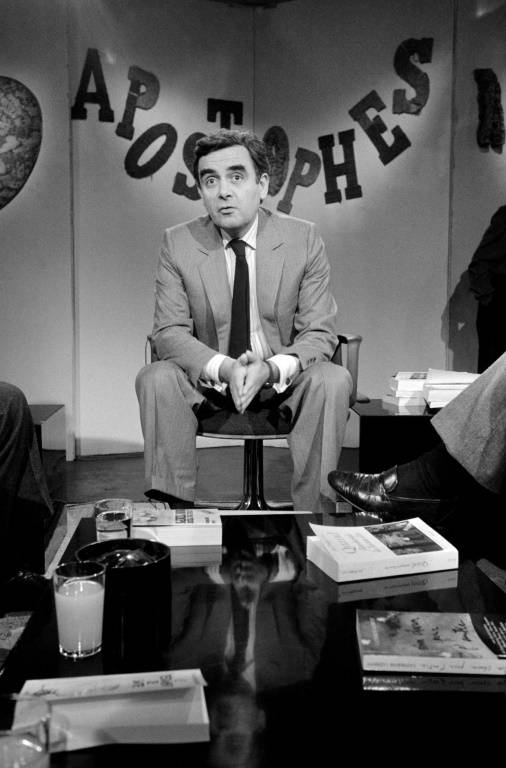 Bernard Pivot lors de l'émission "Apostrophes" sur la chaîne Antenne 2, le 15 octobre 1982 à Paris ( AFP / JOEL ROBINE )