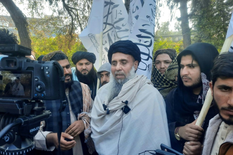 Khan Mohammed (au centre) parle à la presse à son arrivée à Jalalabad, en Afghanistan, le 21 janvier 2025 ( AFP / - )