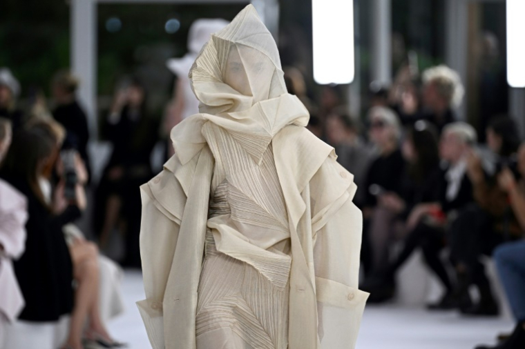 Défilé Issey Miyake pour la collection de prêt-à-porter féminin printemps-été 2025  à la Fashion Week de Paris, le 27 septembre 2024 ( AFP / JULIEN DE ROSA )