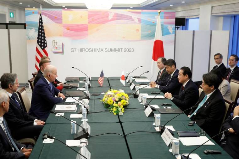 Photo du président américain Joe Biden et du Premier ministre japonais Fumio Kishida lors d'une réunion bilatérale avant le sommet des dirigeants du G7 à Hiroshima