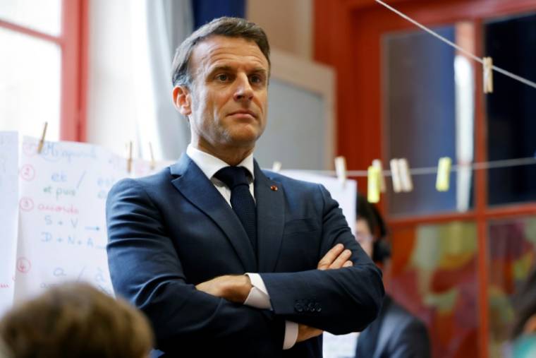 Le président Emmanuel Macron lors d'un déplacement dans une école à Paris, le 5 avril 2024 ( POOL / Ludovic MARIN )