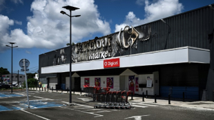 Un magasin Carrefour Market incendié en Martinique, le 17 octobre 2024 ( AFP / Philippe LOPEZ )