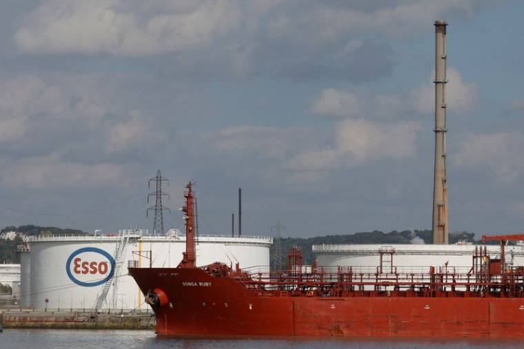 Un pétrolier devant la raffinerie de pétrole ExxonMobil, à Port-Jérôme-sur-Seine