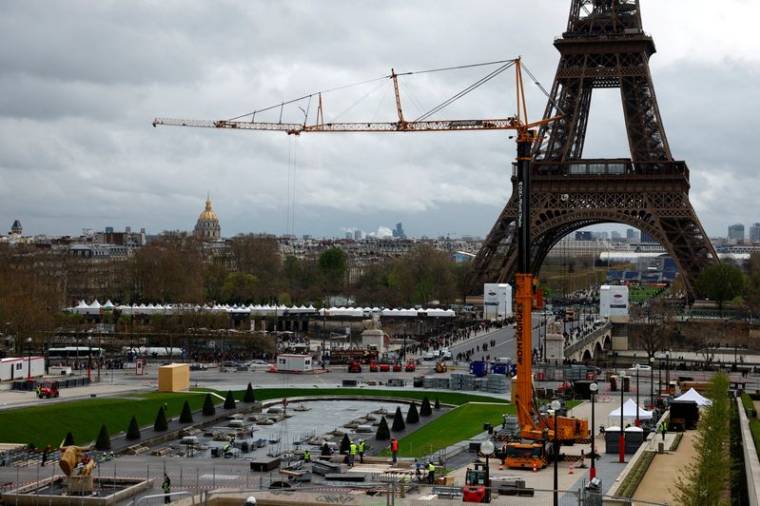 Le chantier de construction des JO Paris 2024 devant la Tour Eiffel
