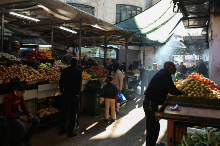 Des Palestiniens font leurs courses sur un marché à Ramallah pendant le mois du ramadan, le 11 mars 2024 en Cisjordanie occupée ( AFP / Zain JAAFAR )