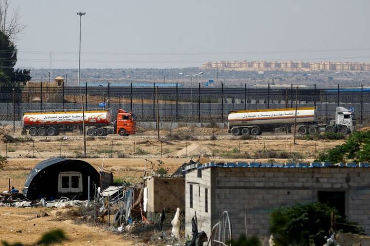 Des camions-citernes de l'ONU se dirigent vers la frontière entre Gaza et l'Égypte à Rafah