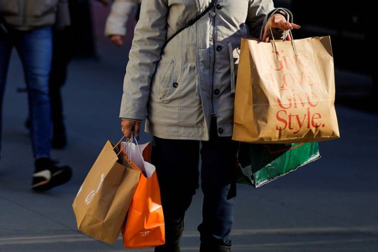 Une femme fait du shopping pendant la période des fêtes à New York