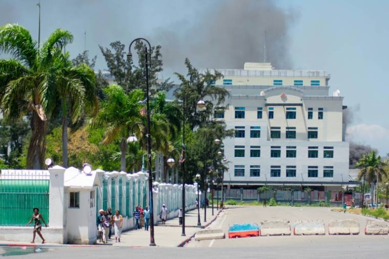 Des Haïtiens quittent une zone de Port-au-Prince après avoir entendu des coups de feu le 2 avril 2024 ( AFP / Clarens SIFFROY )