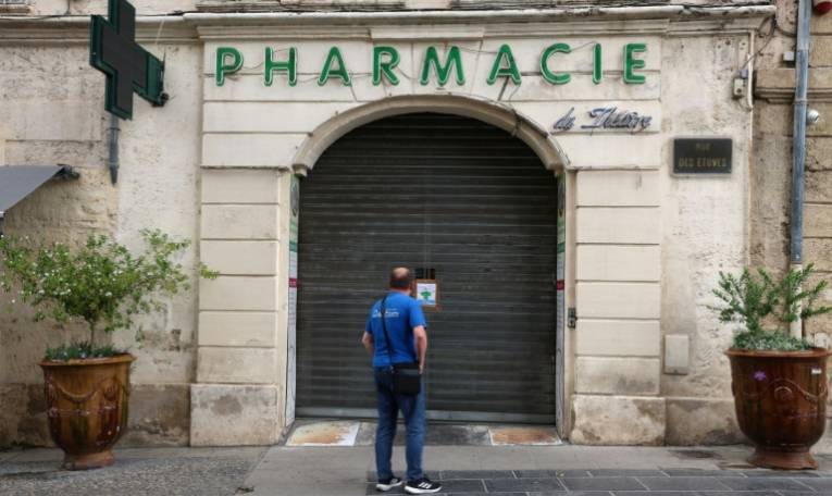 Une pharmacie au rideau baissé pour cause de grève, à Montpelliers le 30 mai 2024  ( AFP / Pascal GUYOT )