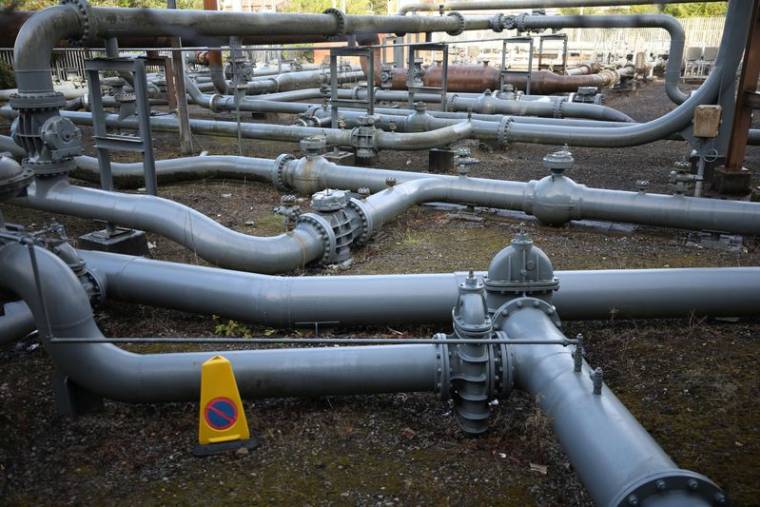 Photo des sections de gazoduc à côté d'un réservoir de gaz désaffecté à Manchester