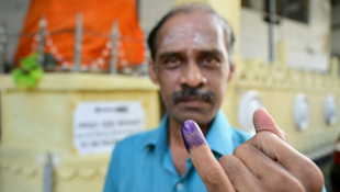 Un électeur montre son doigt marqué de violet après avoir déposé son vote lors de la présidentielle, le 21 septembre 2024 à Colombo, au Sri Lanka ( AFP / Ishara S. KODIKARA )