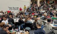 Des étudiants propalestiniens tiennent une assemblée générale dans un amphithéâtre occupé de l'Université de Genève, le 7 mai 2024 ( AFP / Elodie LE MAOU )