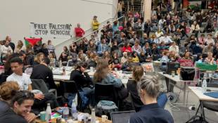 Des étudiants propalestiniens tiennent une assemblée générale dans un amphithéâtre occupé de l'Université de Genève, le 7 mai 2024 ( AFP / Elodie LE MAOU )