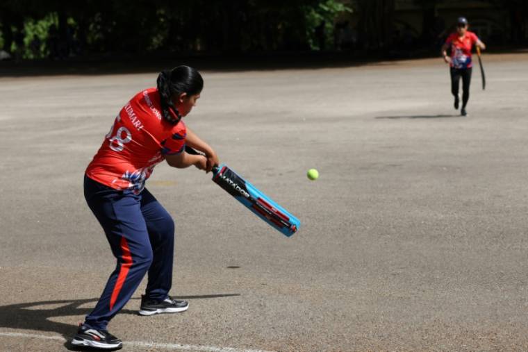 Des immigrés asiatiques participent à un match de cricket organisé sur un parking à Beyrouth, le 19 mai 2024 ( AFP / ANWAR AMRO )