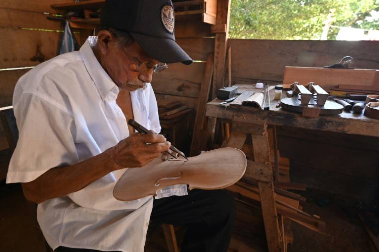 Le luthier Hildeberto Oreyai travaille sur une pièce de violon, le 22 avril 2024 à Urubichá, en Bolivie ( AFP / AIZAR RALDES )