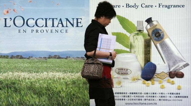 Une femme passe devant une publicité de L'Occitane à Hong Kong. /Photo prise le 19 avril 2010/REUTERS/Bobby Yip