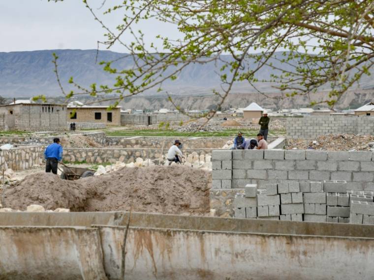 Construction d'une maison pour accueillir des déplacés climatiques, dans le district de Khourosson, le 26 mars 2024 au Tadjikistan ( AFP / - )