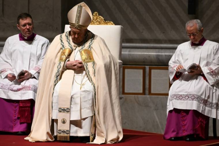 Le pape François préside la vigile pascale dans le cadre des célébrations de la Semaine Sainte à la basilique Saint-Pierre au Vatican, le 30 mars 2024 ( AFP / Tiziana FABI )
