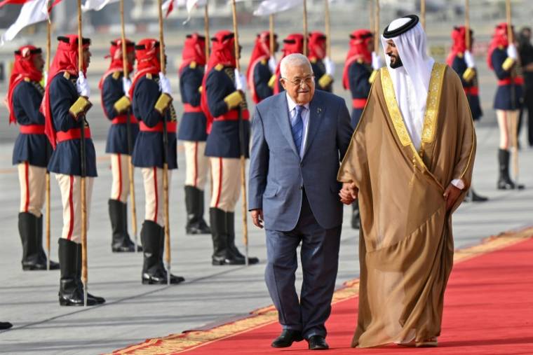 Photo diffusée par l'agence officielle bahreïnie BNA, le 15 mai 2024, du président de l'Autorité palestienienne Mahmoud Abbas à son arrivée à Manama, à Bahreïn ( BNA (Bahrain News Agency) / - )
