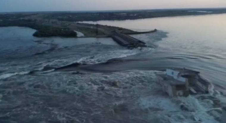 La rupture d'un barrage dans le sud de l'Ukraine déchaîne les eaux de crue