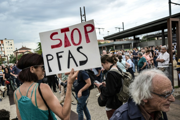 Manifestation pour l'interdiction des PFAS, le 26 mai 2024 à Oullins, dans le Rhône ( AFP / JEAN-PHILIPPE KSIAZEK )