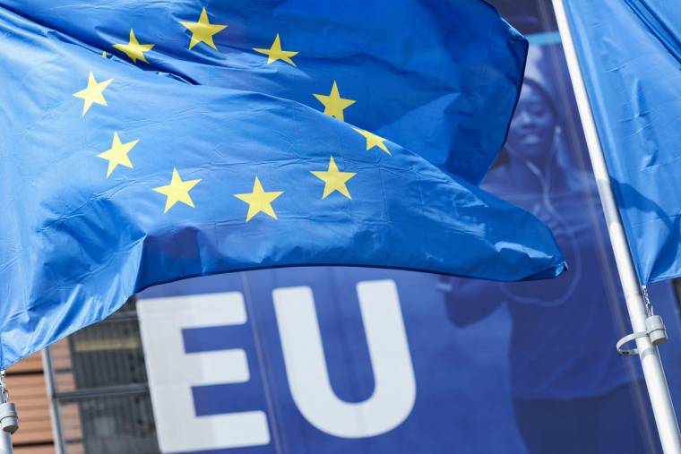 Drapeau européen flottant devant le siège de la Commission européenne.  ( AFP / KENZO TRIBOUILLARD )