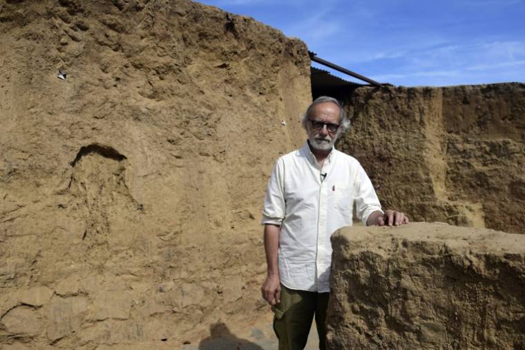 L'archéologue espagnol Sebastian Celestino Perez, sur le site de fouilles de Casas del Turunuelo, le 17 avril 2024 à Guarena, dans dans la région de l'Estrémadure ( AFP / CRISTINA QUICLER )