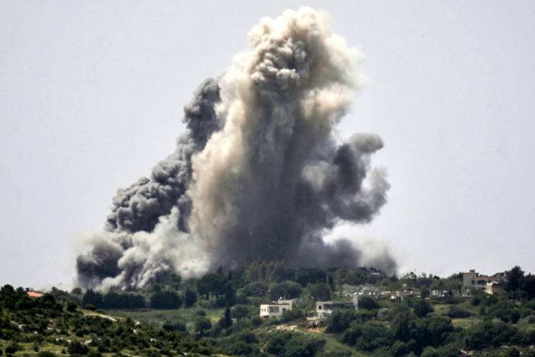 Des panaches de fumée s'élèvent après un bombardement israélien sur le village d'Alma al-Chaab, dans le sud du Liban, le 25 avril 2024 ( AFP / - )