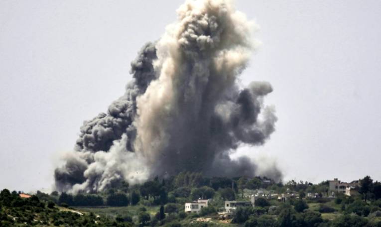 Des panaches de fumée s'élèvent après un bombardement israélien sur le village d'Alma al-Chaab, dans le sud du Liban, le 25 avril 2024 ( AFP / - )