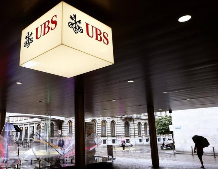 UBS CRÉE UNE NOUVELLE HOLDING