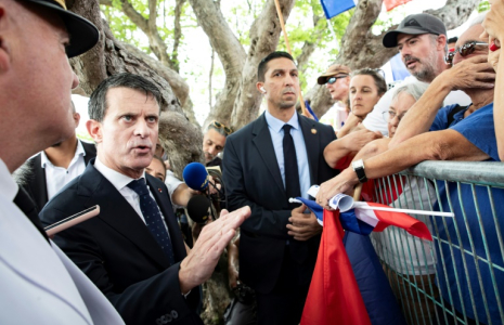 Le ministre des Outremers Manuel Valls échange avec des habitants de Nouvelle-Calédonie à Nouméa le 22 février 2025 ( AFP / Delphine MAYEUR )