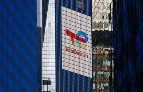 Le logo de TotalEnergies au siège de la société dans le quartier financier de La Défense