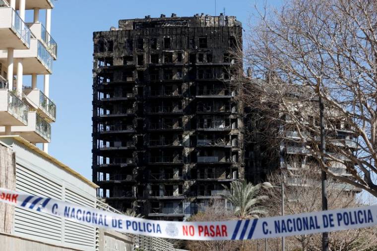 L'immeuble qui a été frappé par un incendie à Valence, en Espagne