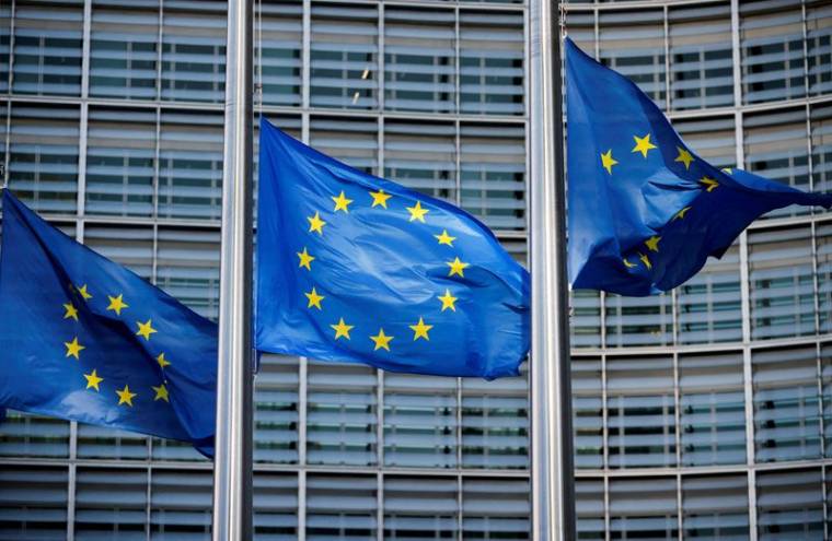 Des drapeaux de l'Union européenne flottent devant le siège de la Commission européenne à Bruxelles