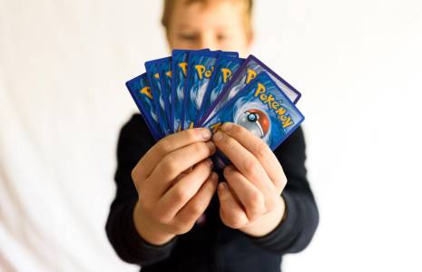 Comment évaluer rapidement et d’un coup d’œil la valeur des cartes pokémon de votre enfant? ( crédit photo : Shutterstock )