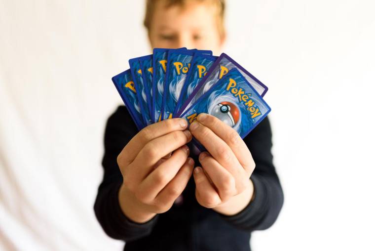 Comment évaluer rapidement et d’un coup d’œil la valeur des cartes pokémon de votre enfant? ( crédit photo : Shutterstock )