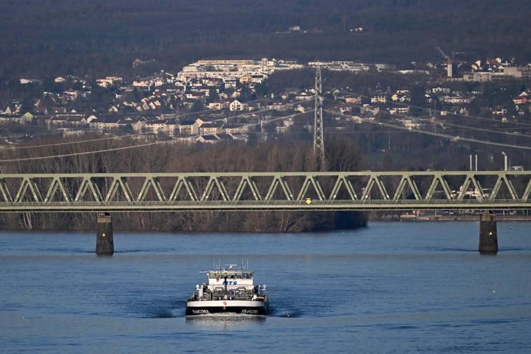 Un navire de commerce près de Mayence, sur la rive du Rhin en Allemagne, le 9 janvier 2024. ( AFP / KIRILL KUDRYAVTSEV )