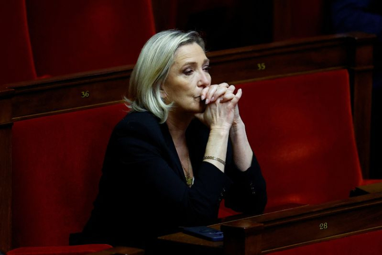 Marine Le Pen, chef de file de l'extrême droite française et députée, assiste à une séance à l'Assemblée nationale à Paris