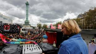 La DJ et productrice La Fessée mixe devant les participants de la 25e Techno Parade place de la Bastille à Paris, le 23 septembre 2023 ( AFP / Geoffroy Van der Hasselt )
