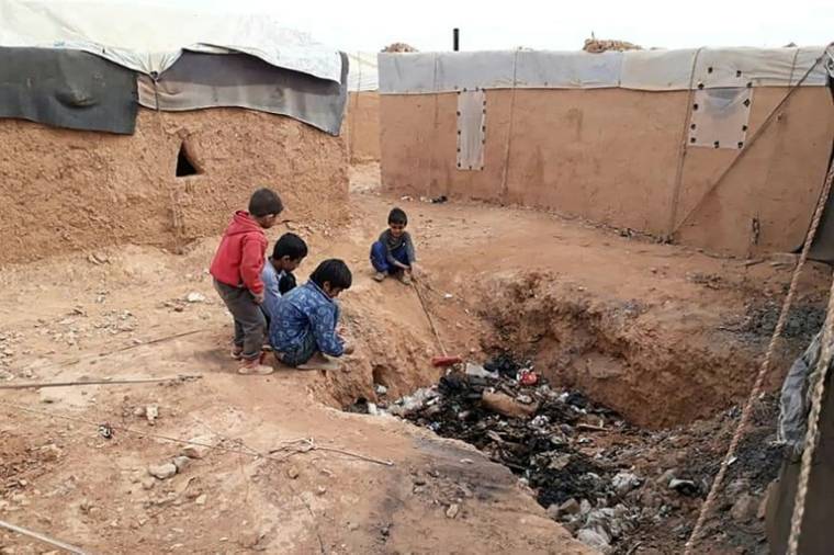 Photo fournie par le Groupe de travail d'urgence syrien (SETF), le 17 mai 2024, montrant enfants syriens déplacés jouant près d'une décharge au camp de Rokbane, dans le sud de la Syrie, à la frontière avec l'Irak et la Jordanie ( Syrian Emergency Task Force / - )