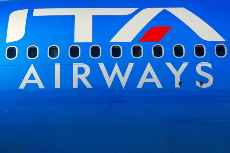 Le logo de ITA sur un avion à l'aéroport de Fiumicinon à Rome