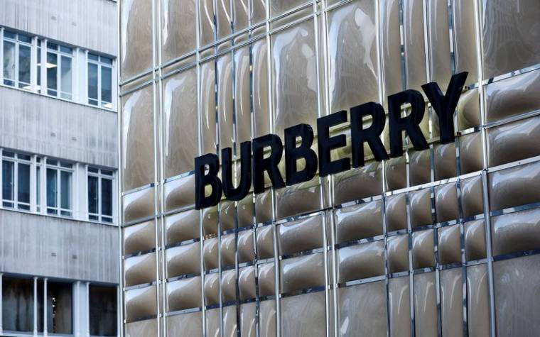 Photo du logo de Burberry visible sur un magasin Burberry à Londres